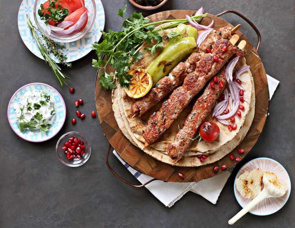 Saftig kjøttkebab med friske grønnsaker
