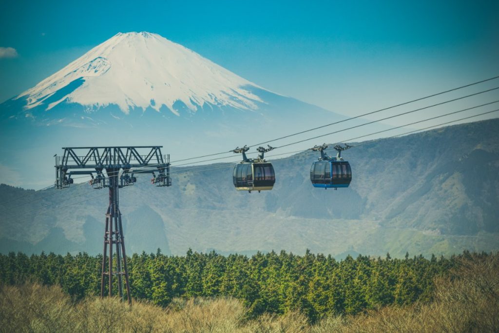 Fantastisk utsikt over Fuji-fjellet og taubane i Hakone nasjonalpark, Japan.
