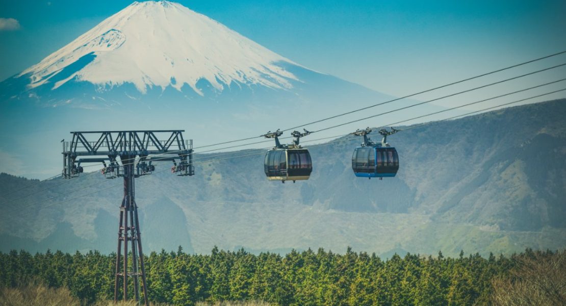 Fantastisk utsikt over Fuji-fjellet og taubane i Hakone nasjonalpark, Japan.