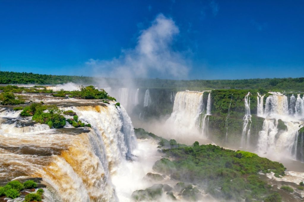 De spektakulære Iguazu-fossene på grensen mellom Argentina og Brasil.