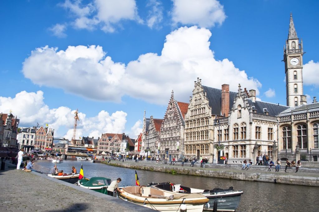Gent-kanal med historiske bygninger, Belgia