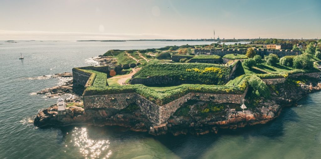 Bastioner av Suomenlinna festning ved Østersjøen utenfor Helsinki, Finland.