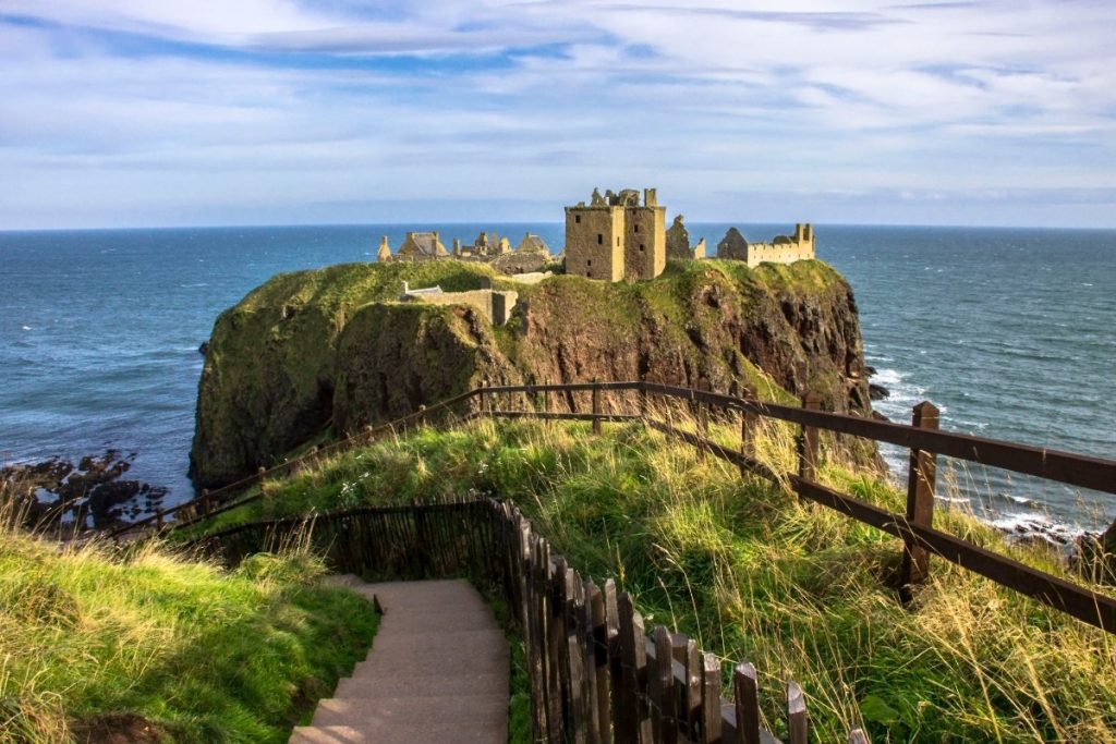 Dunnottar Castle ruiner på dramatisk klippe ved skotsk kyst.