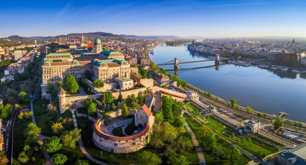 Budapest panorama med parlamentet og kjedebroen i tidlig morgenlys.