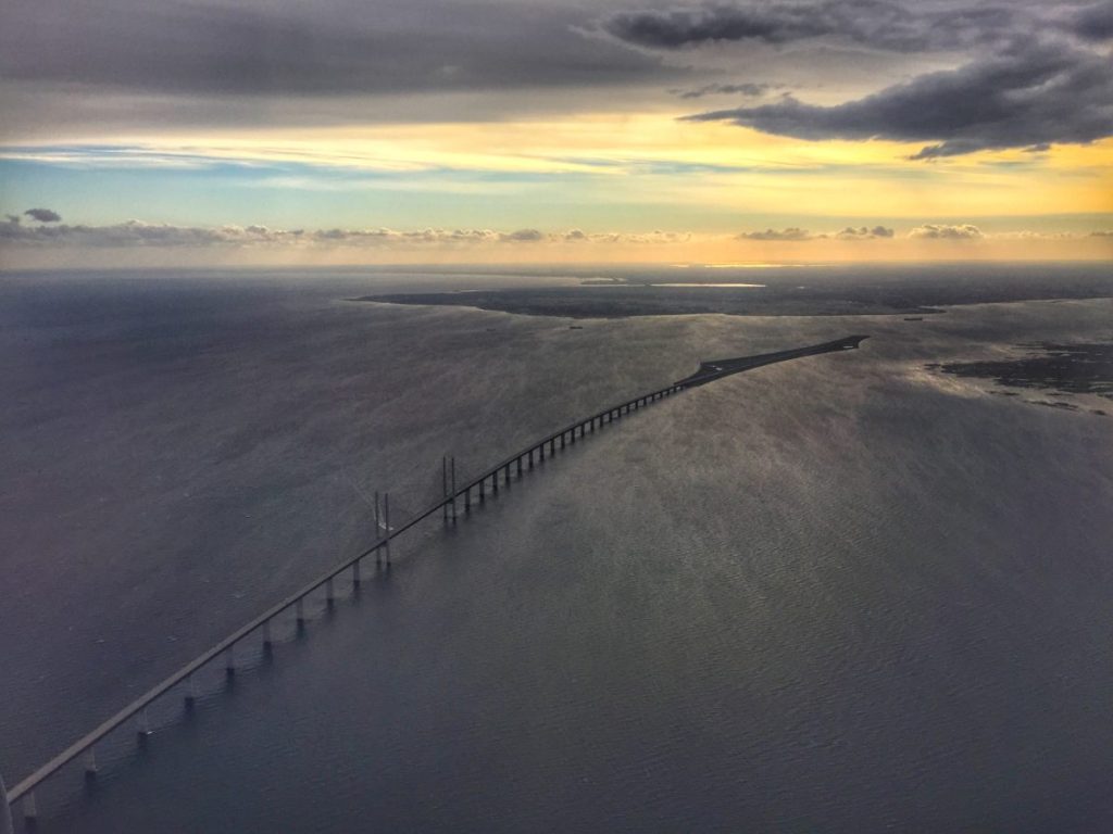Øresundbroen forbinder Danmark og Sverige over havet, solnedgang.