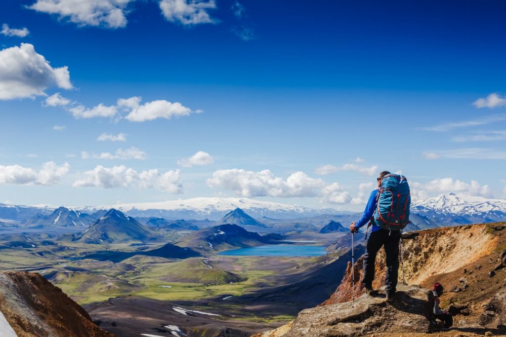 Turgåer nyter utsikten på stien i Landmannalaugar, Island