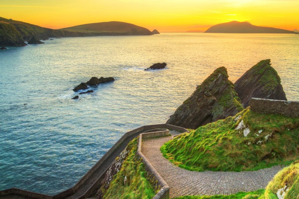 Solnedgang over Dunquin-bukten på Dingle-halvøya, County Kerry Irland.