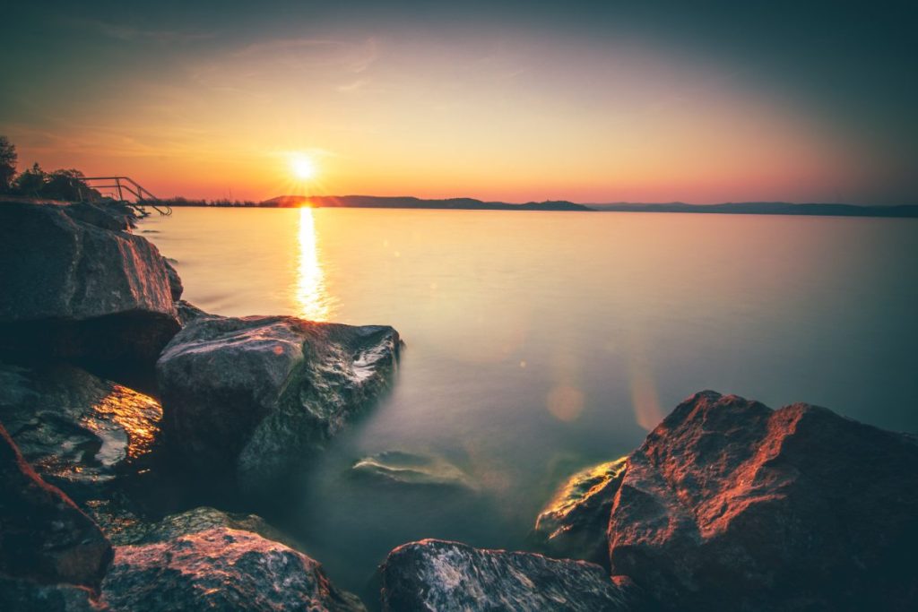 Balatonsjøen ved Zamárdi med dramatisk solnedgangsrefleksjon i vannet.