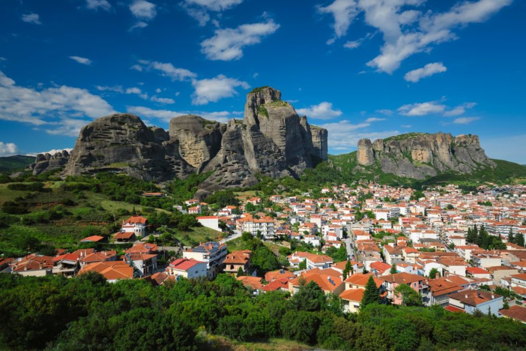 Utsikt over landskap og Kalambaka landsby ved berømte Meteora, Hellas.