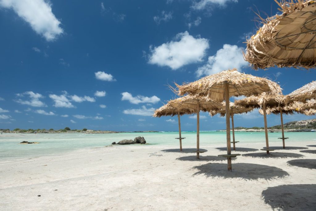 Strand på Elafonisi øy med rosa sand, Kreta Hellas.