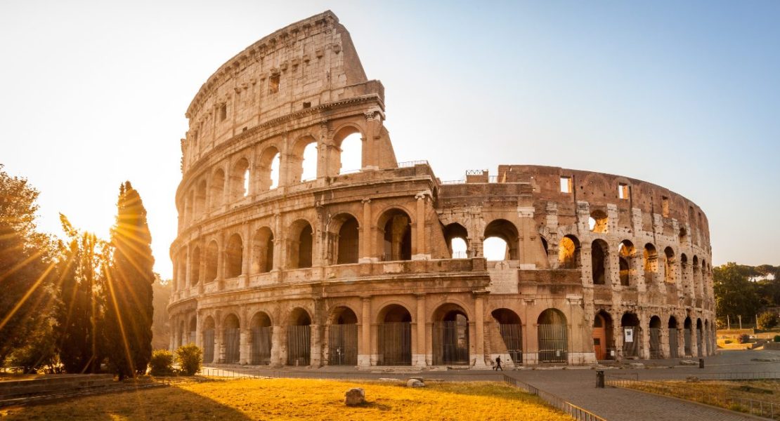Colosseum ved soloppgang i Roma, Italia.