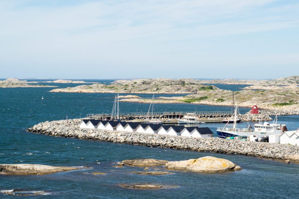 Små fiskebåter i havnen på Vrångö i Göteborgs skjærgård.