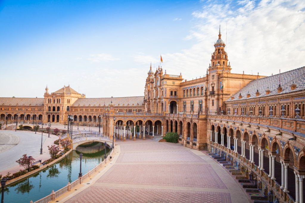 Imponerende Plaza de España viser Sevillas praktfulle renessansearkitektur.