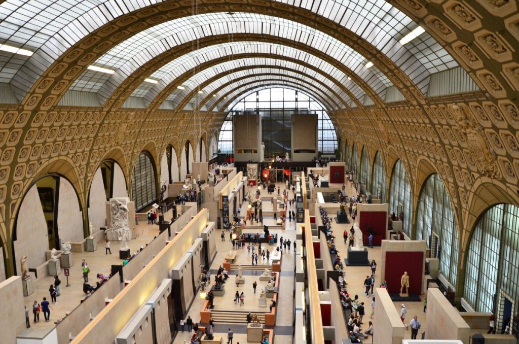 Besøkende i Musée d'Orsay museum med impresjonistkunst i Paris.