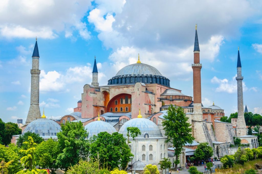Hagia Sophias majestetiske kuppel og minareter i Istanbul.