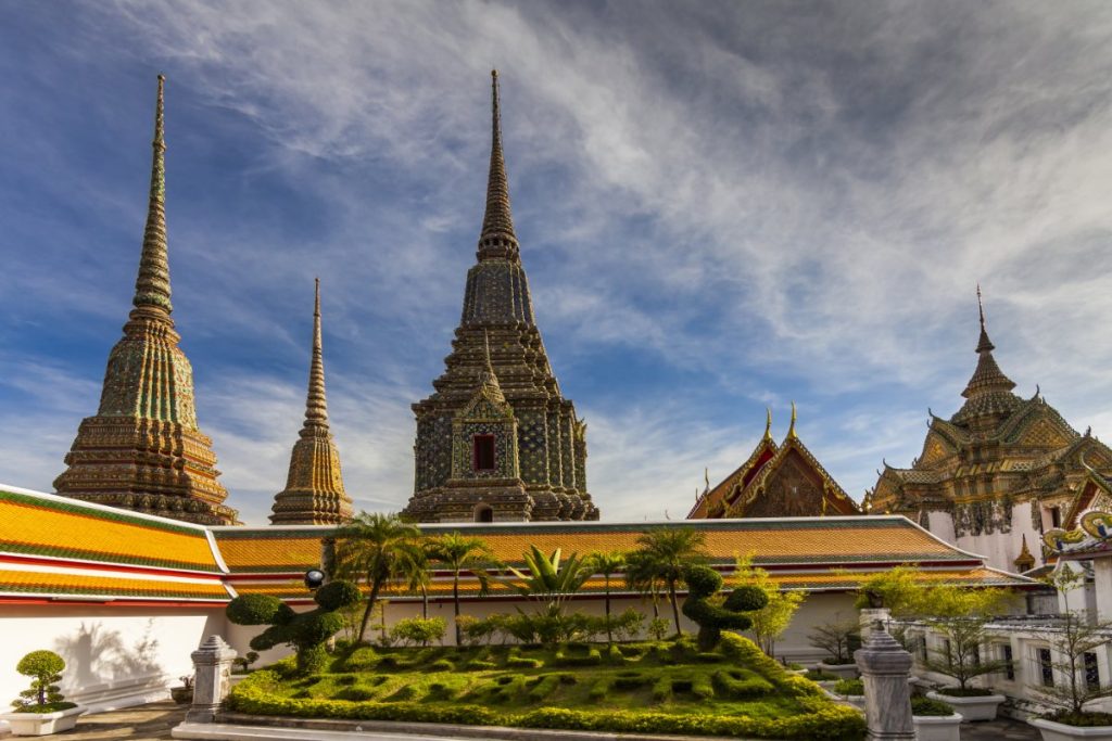 Gyllen liggende Buddha fyller tempelhallen i Wat Pho, Bangkok.