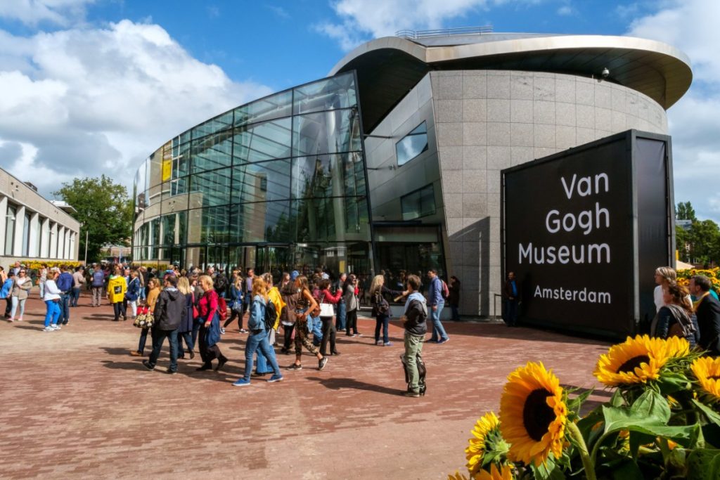 Van Gogh-museet med solsikker i forgrunnen, Amsterdam