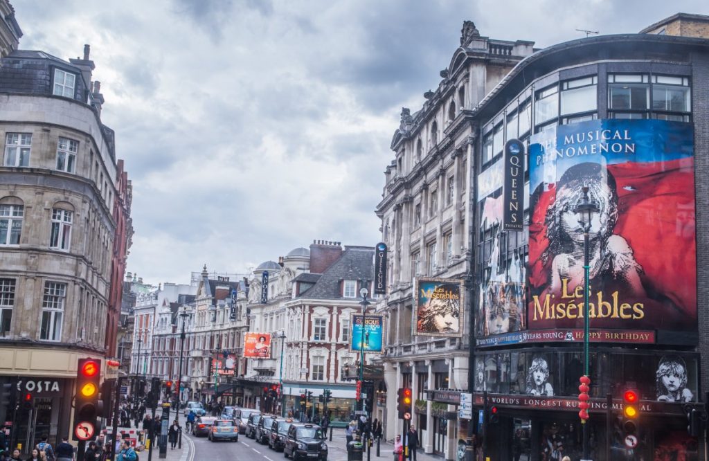 Queen's Theatre fasade med teaterreklame på Shaftesbury Avenue, London.