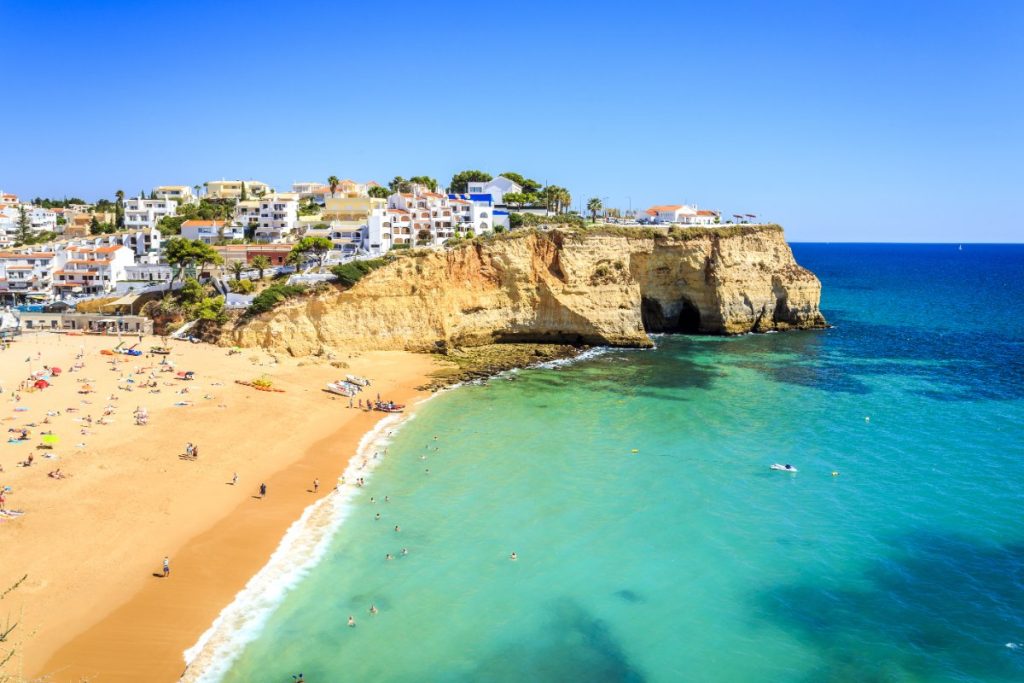 Vakker strand og arkitektur i Carvoeiro, Algarve Portugal