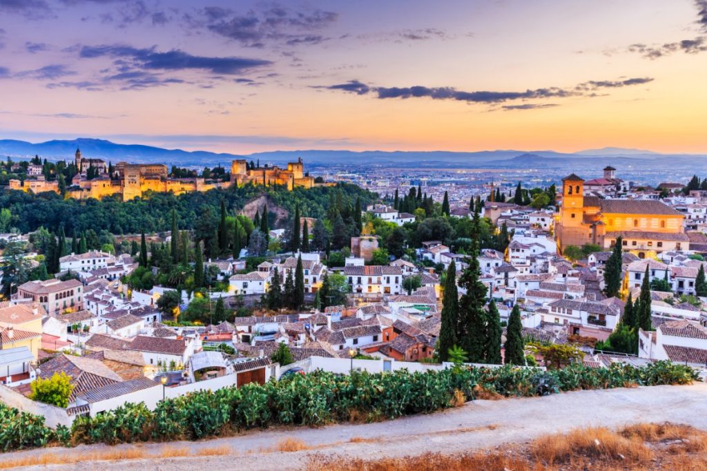 Alhambra og Albaicín bader i skumringslys over Granada.