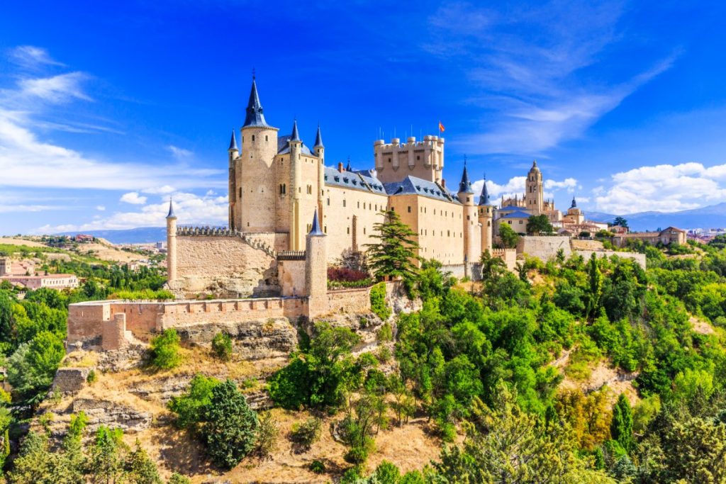 Eventyrlig middelalderfestning Alcázar ruver over historiske Segovia, Spania.