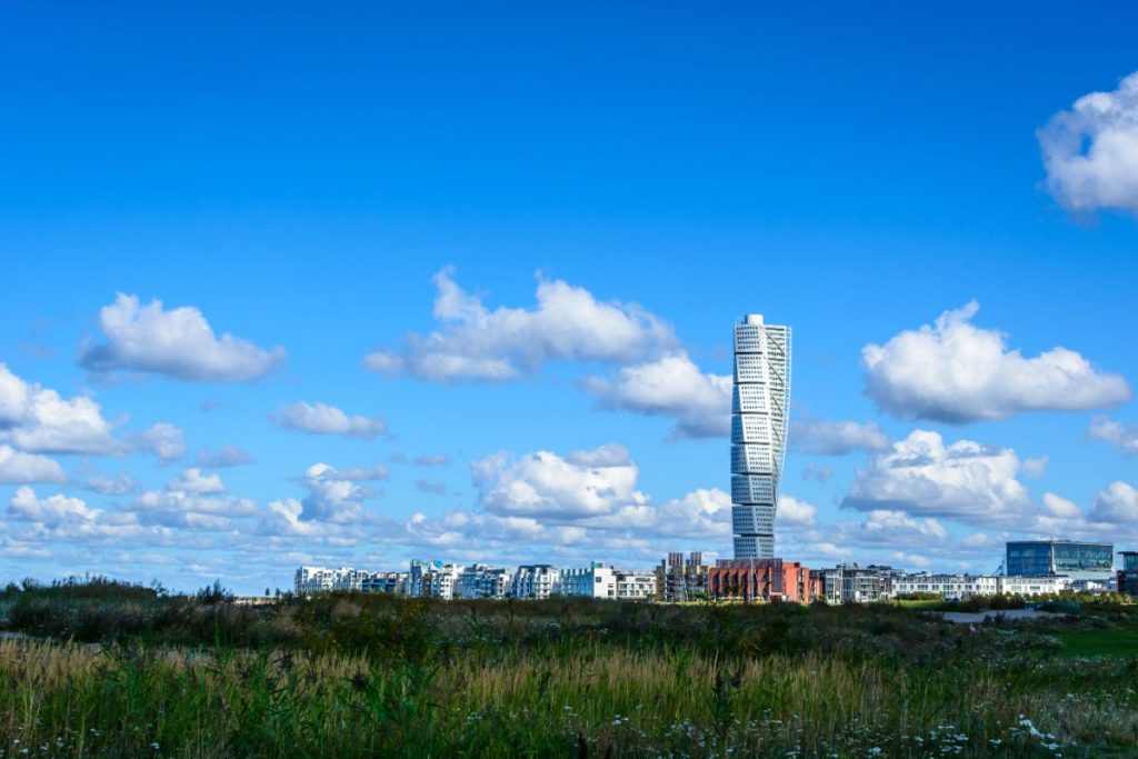 Ikoniske Turning Torso spiralbygget rager over Malmös bysilhuett.
