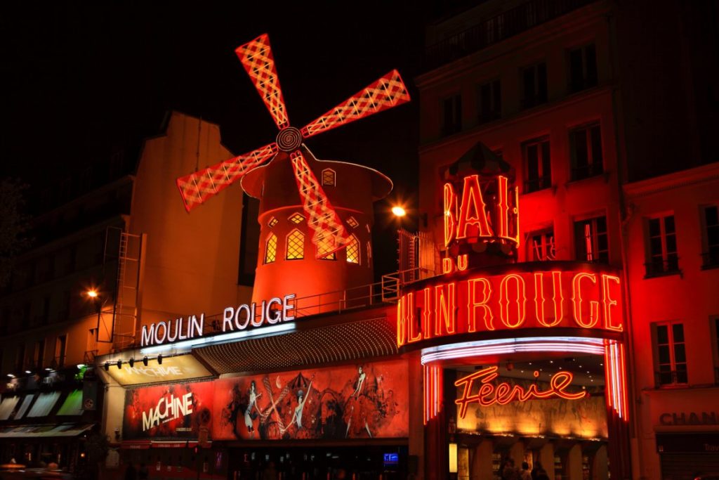 Det berømte Moulin Rouge kabarét om natten i Paris, Frankrike.