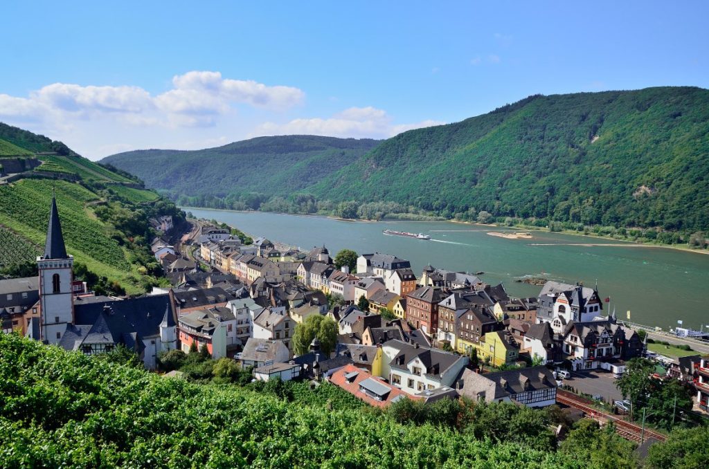 Idylliske Assmannshausen klamrer seg til Rhinens bratte vinsletter.