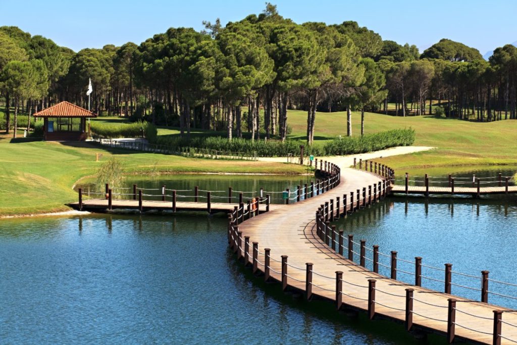 Grønne fairways strekker seg gjennom Sueno Golf Club i Belek.